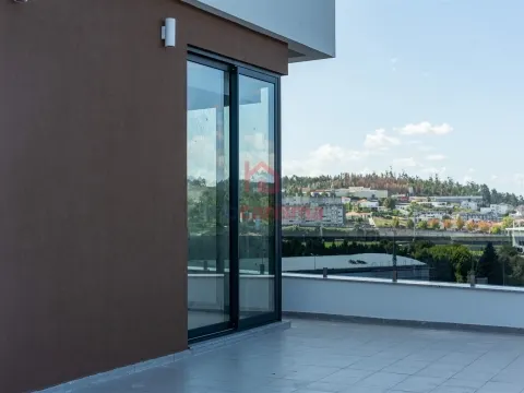 Apartamento T3 Novo, No Último Piso, Centro de Paços de Ferreira