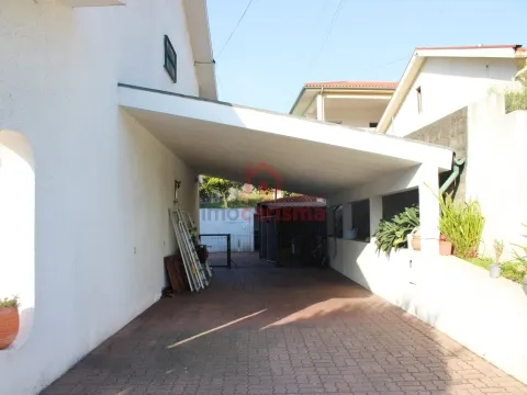 Individual T4 House in Gondar, Guimarães