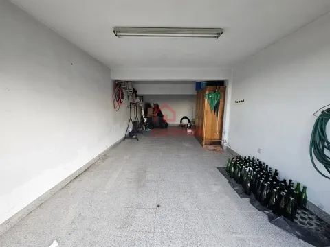 Garagem fechada com 32m2 para venda em São Salvador do Campo, Santo Tirso