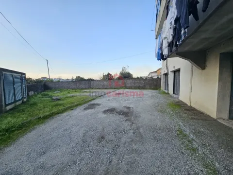 Garagem fechada com 32m2 para venda em São Salvador do Campo, Santo Tirso