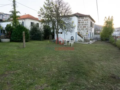 Moradia T3 convertida em T1 em Rebordões, Santo Tirso