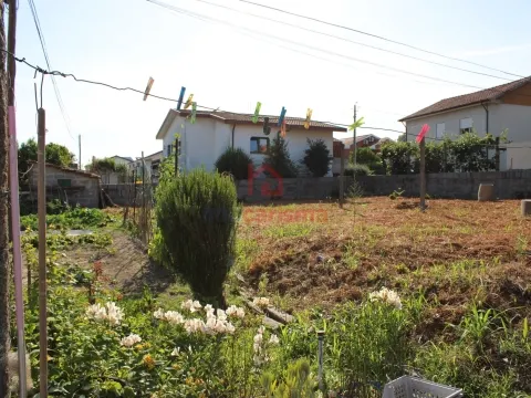 Moradia T2 Térrea para Restauro em Vila das Aves, Santo Tirso