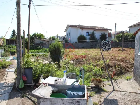 Moradia T2 Térrea para Restauro em Vila das Aves, Santo Tirso