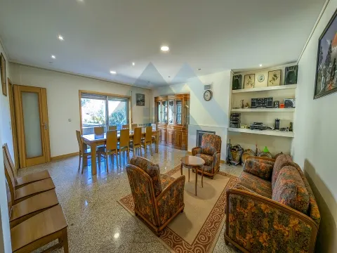 Apartamento T5 em Lordelo