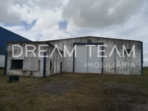 Armazém com espaço exterior em Pegões