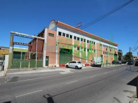 Armazém industrial no concelho de Loures