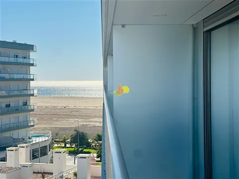 ¡Piso de 2 dormitorios con terraza! ¡Vistas al mar!