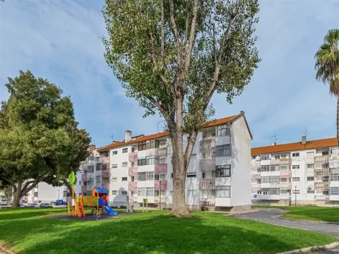 T3, inserido num 2º andar de prédio sem elevador.