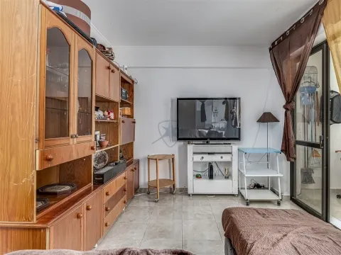 T3, inserido num 2º andar de prédio sem elevador.