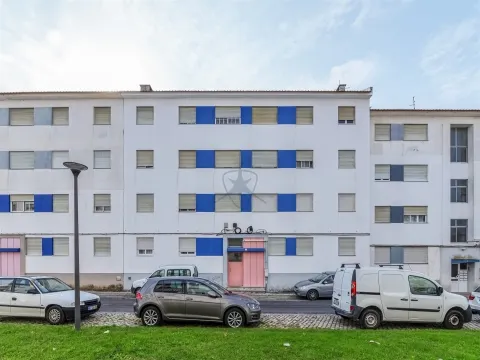 T3, inserido num 2º andar de prédio sem elevador.