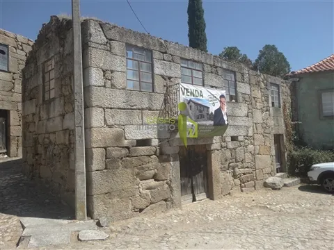 Moradia de Pedra, para reconstrução em Vila Cortês da Serra, Gouveia