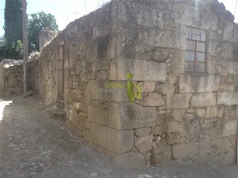 Moradia de Pedra, para reconstrução em Vila Cortês da Serra, Gouveia