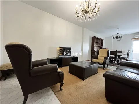 Arrenda Amplo Apartamento T3 em São Vítor - 5 varandas, Suíte, 2 Elevadores e Garagem Box