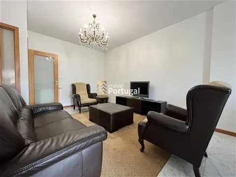 Arrenda Amplo Apartamento T3 em São Vítor - 5 varandas, Suíte, 2 Elevadores e Garagem Box