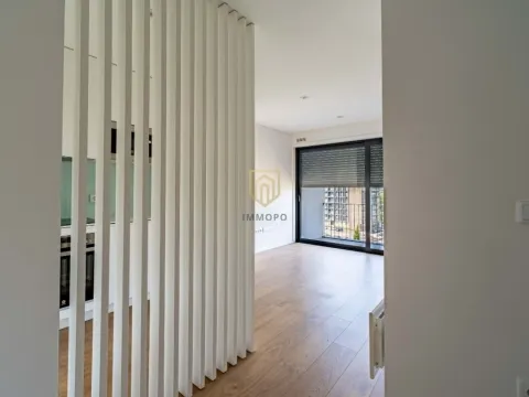 Apartamento T0 para Arrendamento com Varanda e Garagem no Porto