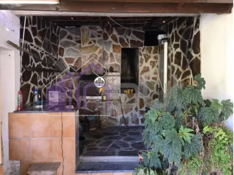 Moradia Espaçosa com Sótão, Garagem, Anexos e Terreno com Oliveiras