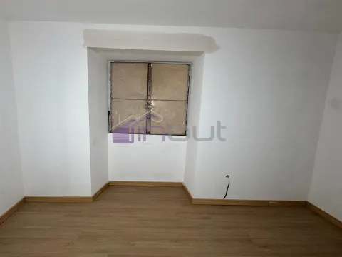 Moradia T3 Restaurada com Terraço em Escalos de Cima e Lousa