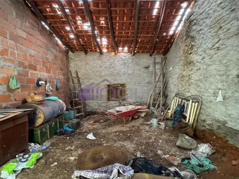 Ruína com Potencial para Reconstrução em Sarzedas – 24 m²