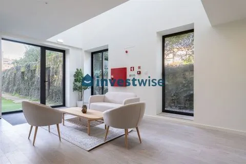 Edificio De Arquitectura Moderna Com 13 Apartamentos Na Baixa Com Licença De AL