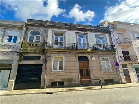 Charismatic property to rehabilitate, in a prime location and with an  former approved project.