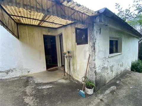 Casa bifamiliare T3 con giardino. Necessita di alcuni lavori