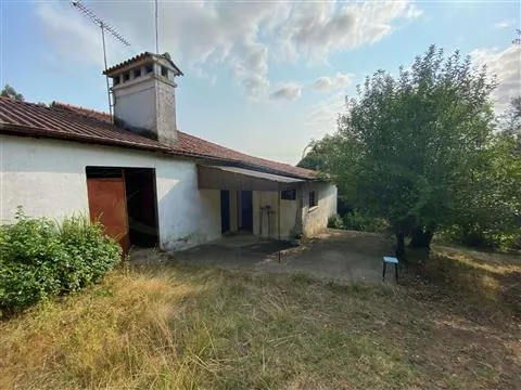 Casa bifamiliare T3 con giardino. Necessita di alcuni lavori
