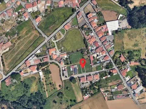 Terreno Urbano para construção de Moradia de 3 frentes em Paiço - Lavra