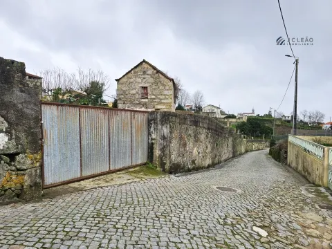 Moradia para reconstrução - Guilhabreu