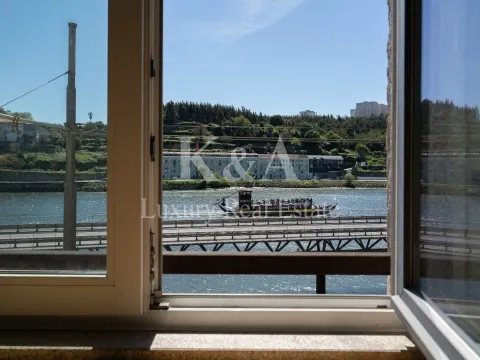 Apartamento com vista privilegiada sobre o rio Douro