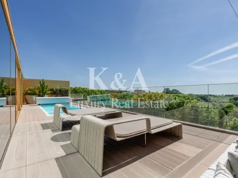 Four-bedroom penthouse in Foz, with a swimming pool and views of the City Park and the sea.