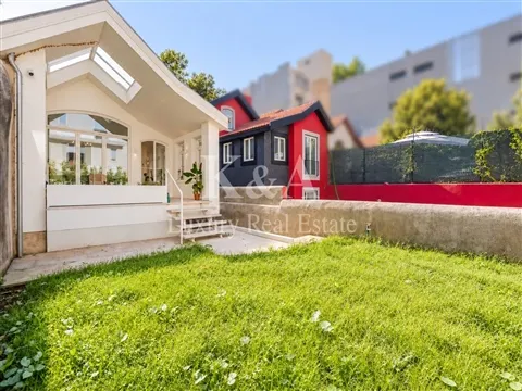 Moradia T5 de traça antiga, localizada numa das ruas mais prestigiadas da Foz