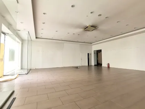 Espaço comercial à venda em plena Avenida 1º de Maio