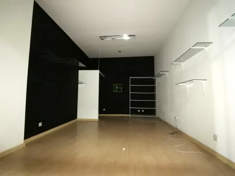 Loja com 30m2 no Centro Comercial S. Tiago
