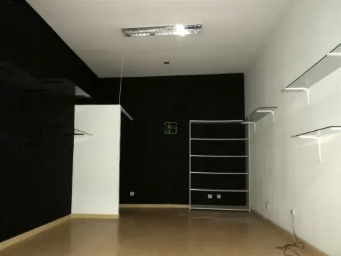 Loja com 30m2 no Centro Comercial S. Tiago