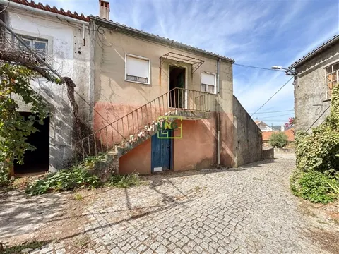 Casa na Aldeia com Logradouro — Um Projeto para Dar Nova Vida