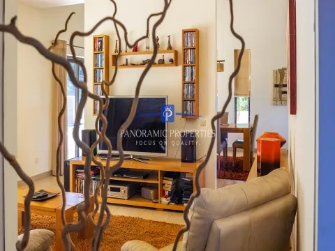 Moradia Única com 4+1 Quartos e Piscina em Grande Terreno, perto de Lagos