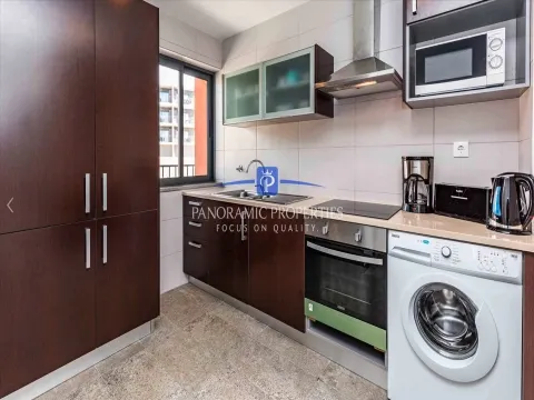 Apartamentos de dois quartos bem decorados