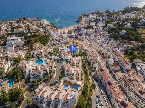 SOLD ! EXCLUSIVE NEW LISTING : Stylish Ground-Floor two bedroom apartment