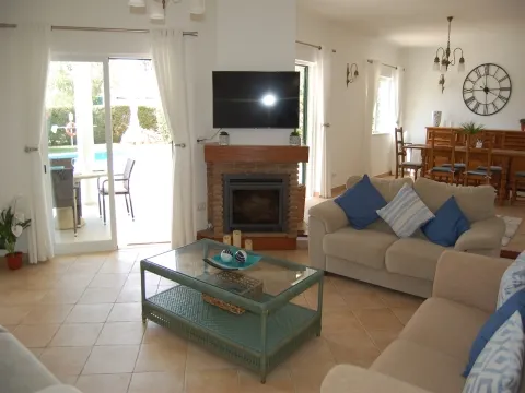 Exceptional 4-bedroom villa with sea views