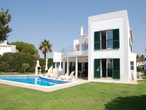 Exceptional 4-bedroom villa with sea views