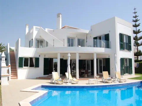 Exceptional 4-bedroom villa with sea views