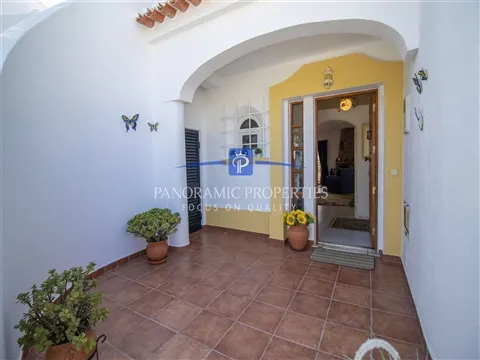 Elegant and well-appointed three bedroom townhouse with sea and golf views in Carvoeiro.