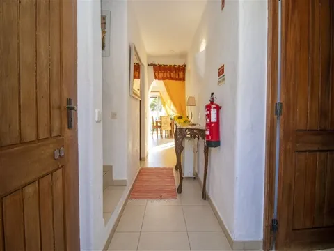 SOLD     Elegant and Charming Three-Bedroom Townhouse in Quinta do Paraiso, Carvoeiro