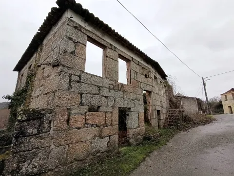Moradia Devoluta em pedra em Casal Vidona, Santa Comba Dão