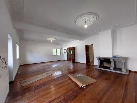 Andar moradia T4 para arrendamento em Mangualde