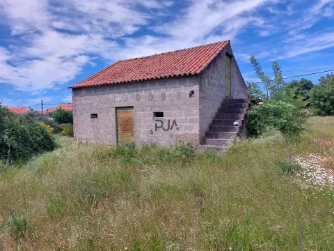 Terreno com viabilidade de construção em Vila Cortês