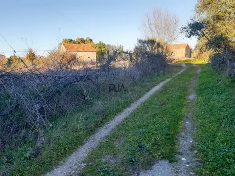 Terreno com viabilidade de construção em Vila Cortês