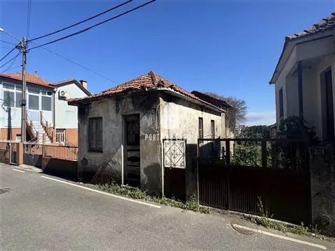 Moradia para Restauro em Argoncilhe | Oportunidade de Investimento em Santa Maria da Feira