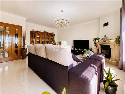 Apartamento T2 em Perosinho à Venda | Garagem, Elevador e Lareira