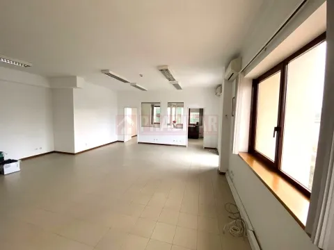 ESCRITÓRIO COM 2 APARCAMENTOS EM PLENA BAIXA DE COIMBRA